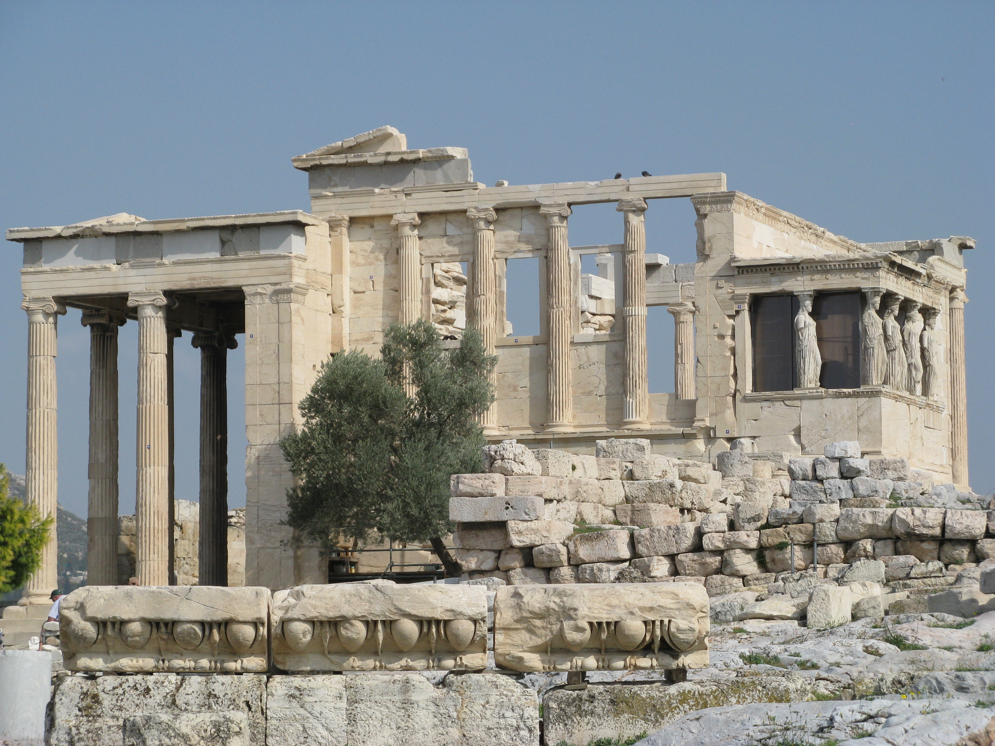 O Erecteion, em Atenas, é um excelente exemplo do estilo jônico. O edifício com planta assimétrica era usado para a exibição de oferendas à deusa Atena